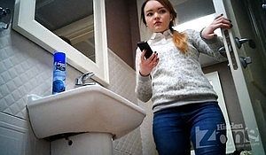 Камеры в общественных туалетах снимают ссущих женщин