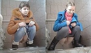 Русские девушки писают перед камерой в сортире 
