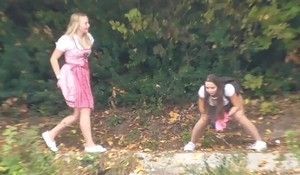 Писающие подружки