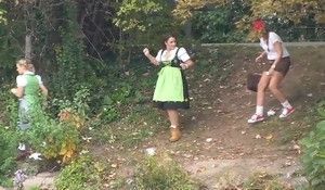 Спалили писающих девушек